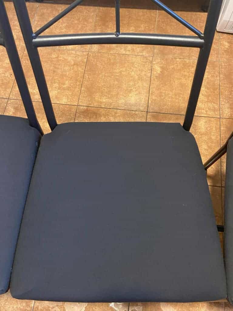 Usuwanie plam z fotela – zdjęcie przed i po praniu odkurzaczem Karcher